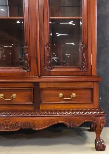 Витрина Чиппендейл из массива махагони DCCGD3-M (орех) 136х50х205 см Фото фото 8