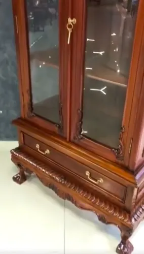 Витрина Чиппендейл из массива махагони DCCGA-M (орех) 110х50х210 см Фото фото 20