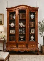 Витрина Чиппендейл из массива махагони DCCGD3-M (орех) 136х50х205 см					