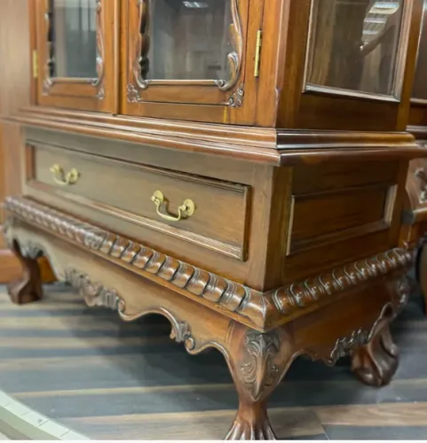 Витрина Чиппендейл из массива махагони DCCGA-M (орех) 110х50х210 см Фото фото 10